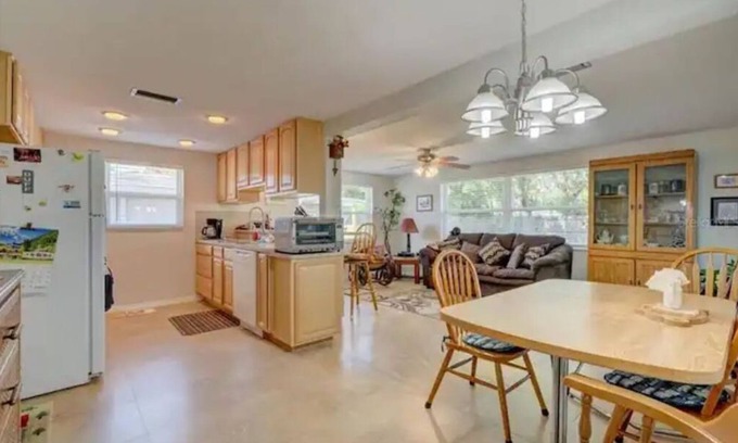 Forest Oaks House | Charming Spring Hill Home- In a Quiet Neighborhoodn