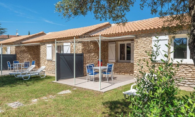 La Roque-sur-Pernes Condo | Charming stone house in a tourist residence
