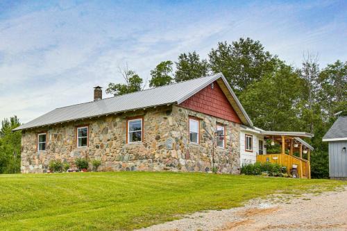 Marion House | Charming Stone Cottage in Marion with Fire Pit!