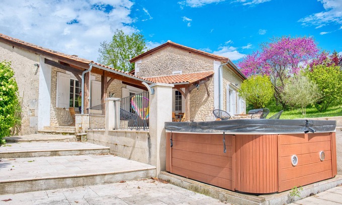 Allemans House | Charming Stone House with Pool and Enclosed Garden :nA Haven of Comfort and Serenity
