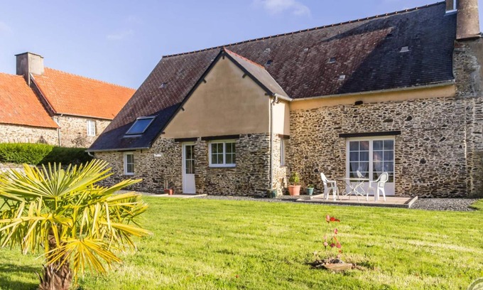 Saint-Lo Cottage | Charming Stone House with Garden, Terrace, and Modern Amenities in Saint-Lô