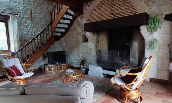 Bonnes House | Charming stone house with terrace overlooking the river