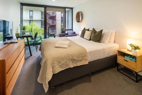Christchurch City Centre Apartment | Charming Studio & 1 BR Retreat in CBD with Parking