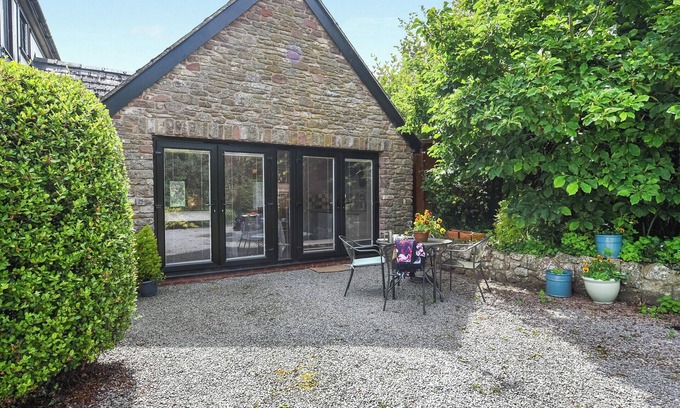 Llangarron Cottage | Charming Studio Apartment in a Tranquil, Historic Village located near Ross-on-Wye.