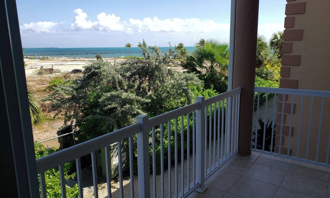 Crystal Harbour Apartment | Charming Studio by the Beach w/Pool Access & Friendly Vibes for a Relaxing Stay