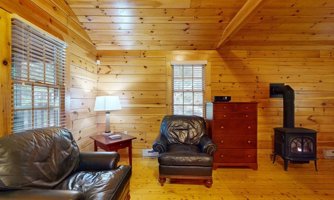 Northport Cabin | Charming studio cabin near hiking trails with firepit, & AC