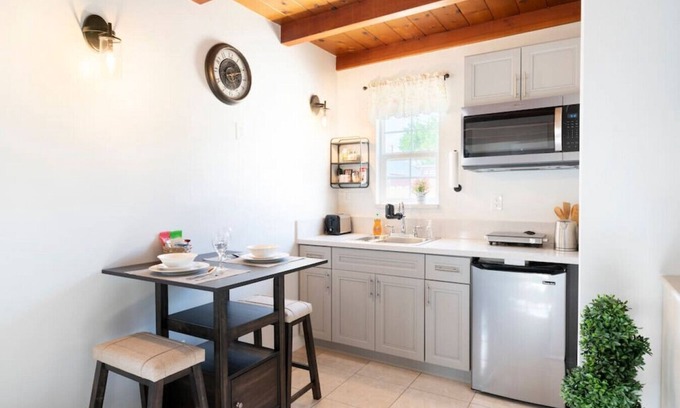 El Monte House | Charming Studio Getaway: Queen Bed, Bathtub, Fast Internet, Patio under a Lemon Tree, On-Site Laundry, and Gated Parking.