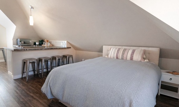 Pullman Apartment | Charming Studio in a Triplex in Downtown Pullman