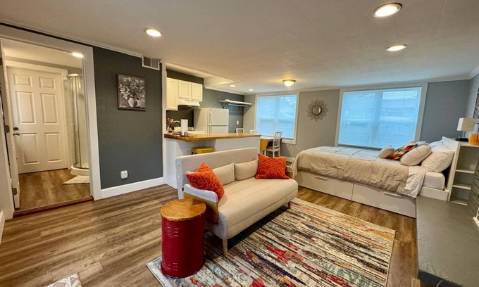 Roxhill Apartment | Charming studio in marvelous Seattle with fenced patio