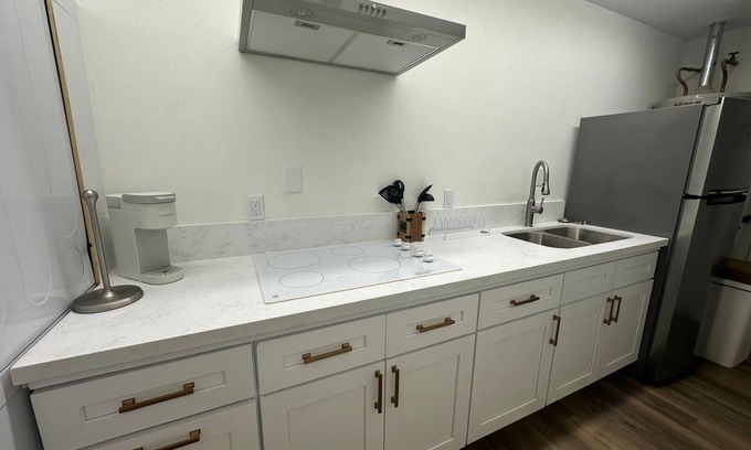 Greenacres Apartment | Charming studio in wonderful Bakersfield with AC, WiFi