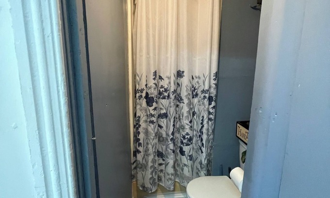 Newbold Apartment | Charming studio in historic Philadelphia with WiFi and outdoor space