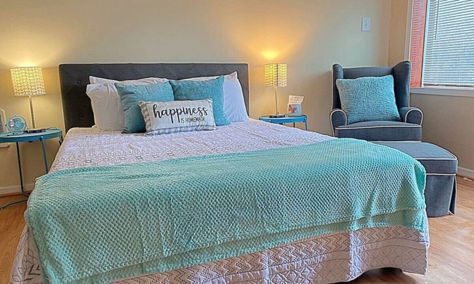 Jeannette Apartment | Charming Studio Jeannette Sleeps 3 Queen Bed