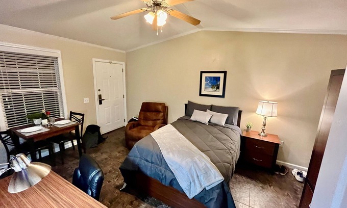 Lake Jackson Apartment | Charming Studio near Surfside, washer/dryer, game room, gym, grills, onsite bar