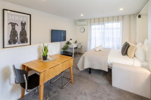 Christchurch City Centre Apartment | Charming Studio with desk space near South City Mall