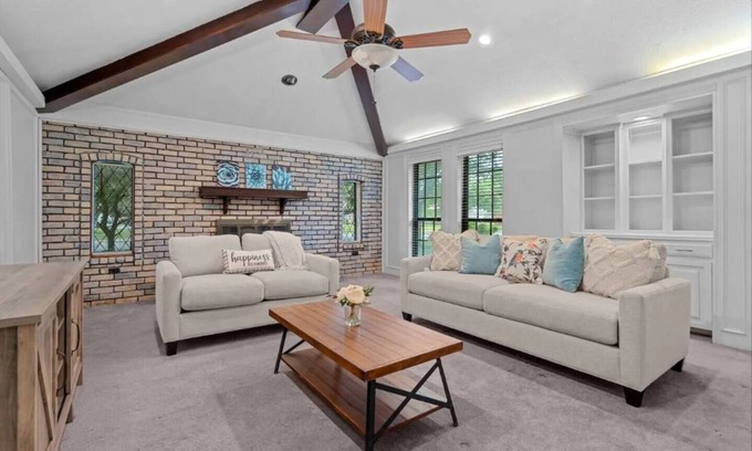 Allen House | Charming Stylish 4-bedroom house with in serene Allen