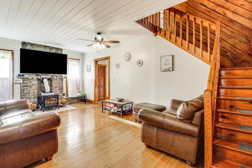 Tannersville House | Charming Tannersville Home with Fire Pit and Deck!