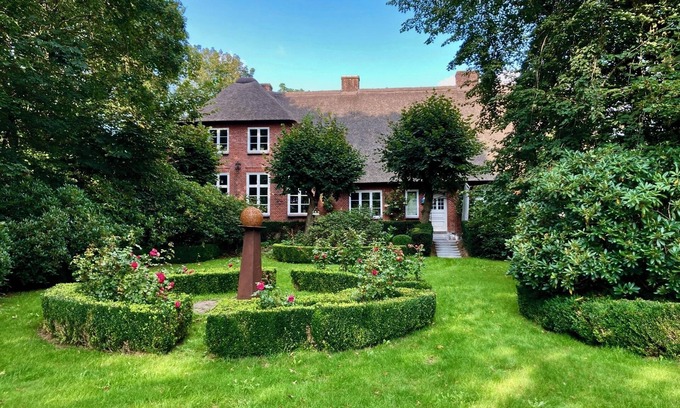 Weesby Apartment | Charming thatched house between the North Sea & Baltic Sea - stylish apartment in a cultural monument