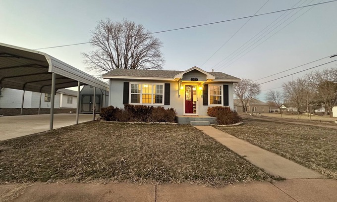 Thomas Cottage | Charming Thomas cottage for 2 with large carport