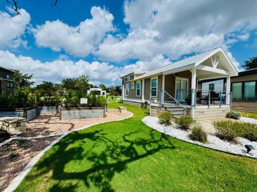 Austin Apartment | Charming Tiny Home Getaway with Pool and Hot Tub