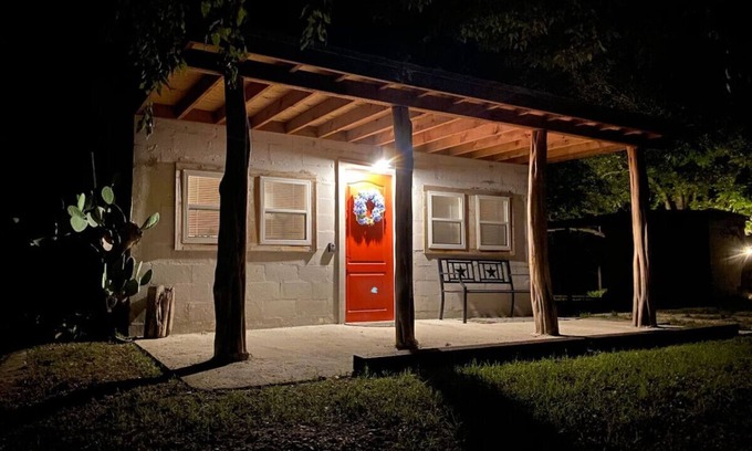 Medina House | Charming Tiny Home & Hot Tub, Medina