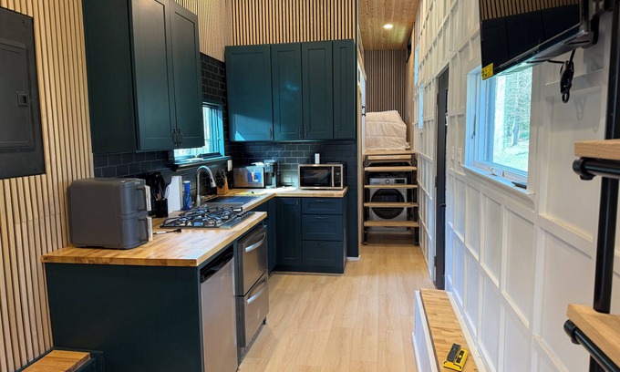 Crouse House | Charming Tiny Home with 1 bedroom and 2 lofts and WiFi, AC in wonderful Dallas.