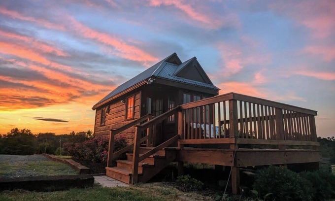 Tennga House | Charming Tiny House with Breath-Taking Views in Delano, TN
