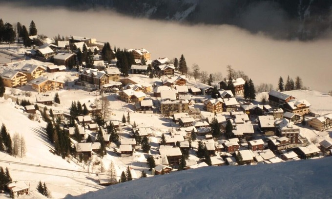 Murren Apartment | Charming top floor flat in picturesque car free village