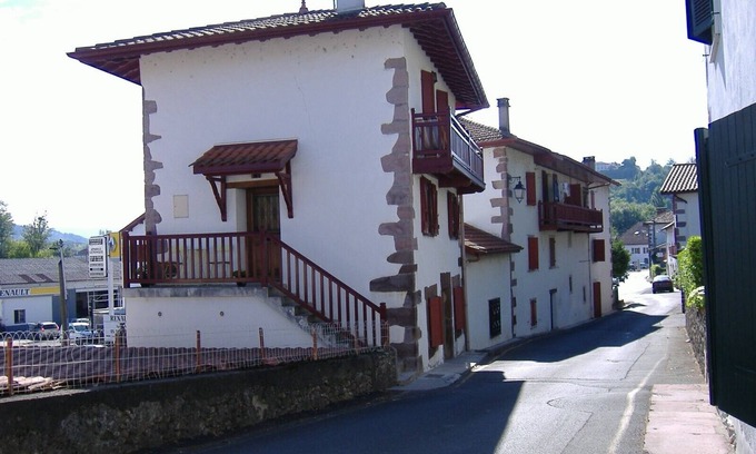 Uhart-Cize House | Charming town house, 2 steps from the medieval city of St Jean Pied de Port