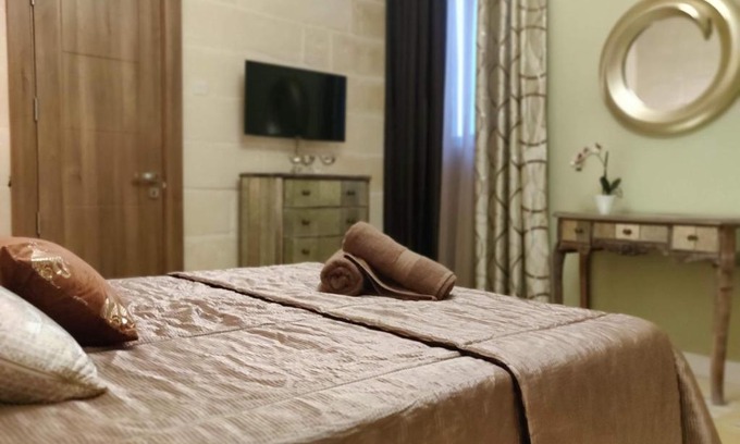 Paola Apartment | Charming Town House Suite - Close to Airport