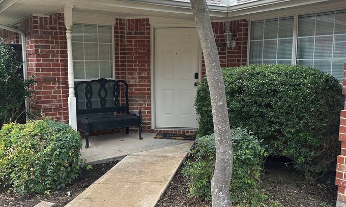DeSoto House | Charming townhome in DeSoto.