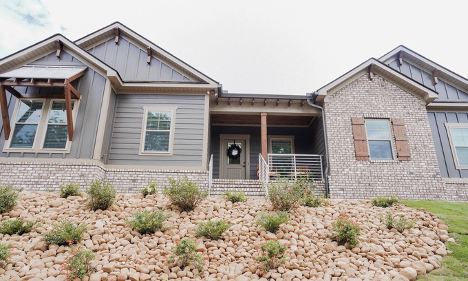 Lincolnton House | Charming townhome Lincolnton - perfect for fishing tournaments or lake getaway!