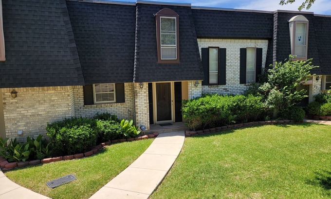 South Arlington House | Charming townhome with free parking on premises