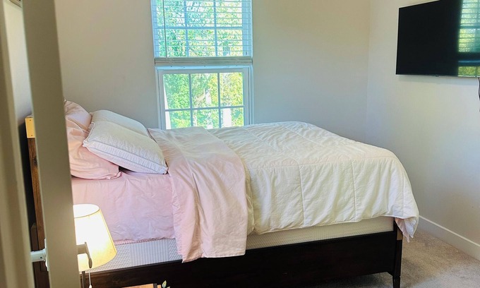 Landover House | Charming townhouse with 1 bedroom, 5 minutes drive to UM regional medical center