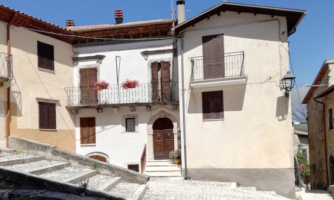Magliano deʼ Marsi House | Charming traditional house with a view of Mt. Velino