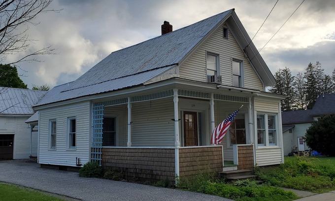 Eastern Vermont House | Charming traditional VT home 12 minutes from Stowe