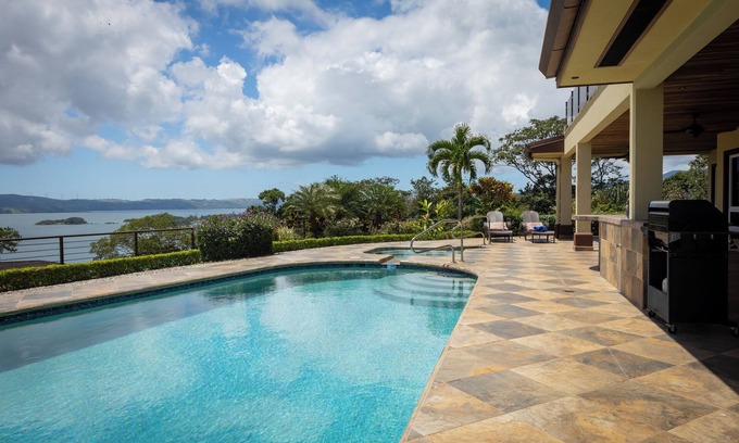 Nuevo Arenal Villa | Charming Tropical Paradise, 3-bedroom Villa in marvelous Nuevo Arenal