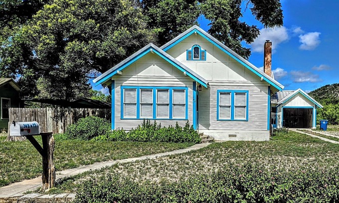 Junction House | Charming, unique 3-bedroom house in Junction with AC, WiFi, Pet Friendly