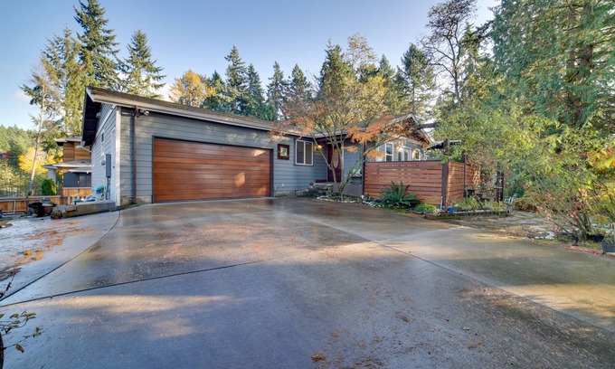 Newcastle House | Charming Unit w/Deck ~ 3 Mi to Lake Washington!