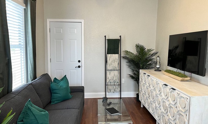 Courier City - Oscawana Apartment | Charming Updated Condo in Heart of Tampa