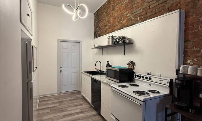 Martin Apartment | Charming upper apartment in downtown Elmore with WiFi, AC, & Work space