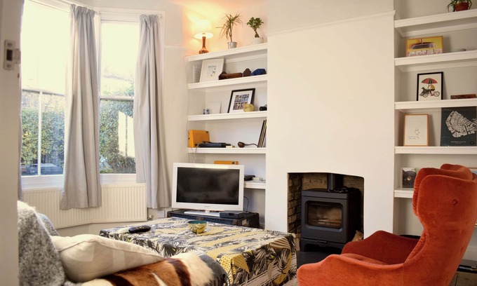Leyton House | Charming Urban 2BD Flat with Garden, East London