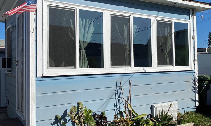 Los Angeles Cottage | Charming Urban Cottage in LA’s Newest Hotspot-close to LAX, SOFI, WiFi, AC…