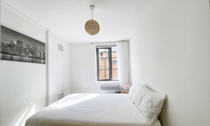 Castlefield Apartment | Charming Urban Retreat - Central Manchester Delight