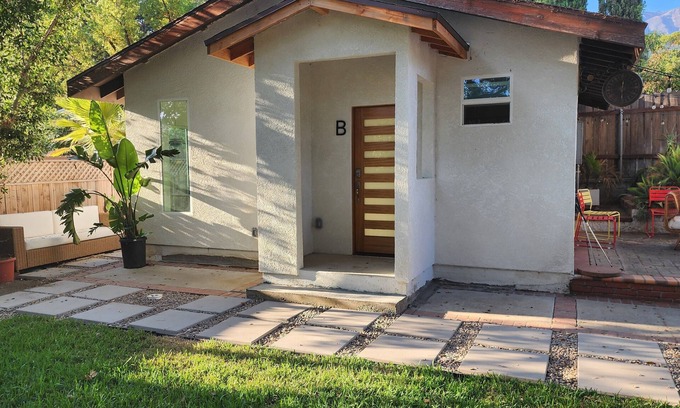 La Crescenta-Montrose House | Charming 1-bedroom house in fabulous La Crescenta-Montrose with WiFi, AC