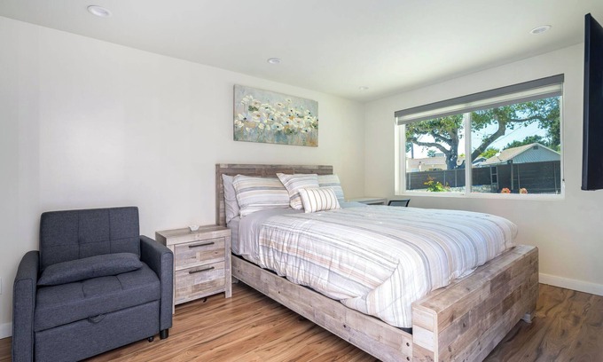 La Crescenta-Montrose House | Charming contemporary master suite in La Crescenta-Montrose