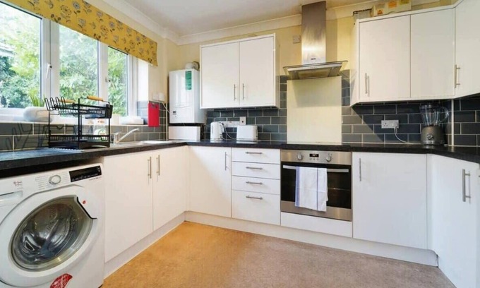 Brunel House | Charming Uxbridge 3BR Home with Parking