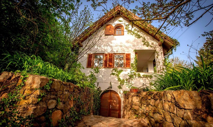 Badacsonytomaj House | Charming vacation home in a lush garden