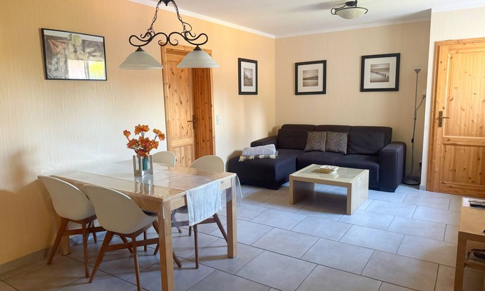 Rostock Apartment | Charming vacation apartment near the Baltic Sea - large garden, relaxed/green, cozy.