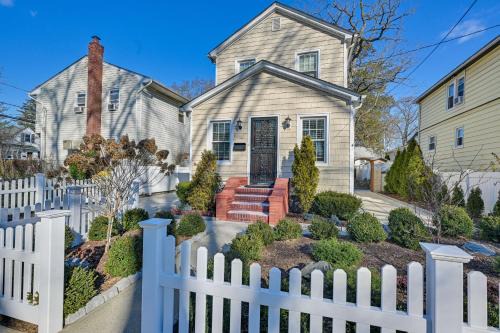 Valley Stream House | Charming Valley Stream Home 24 Mi to Central Park