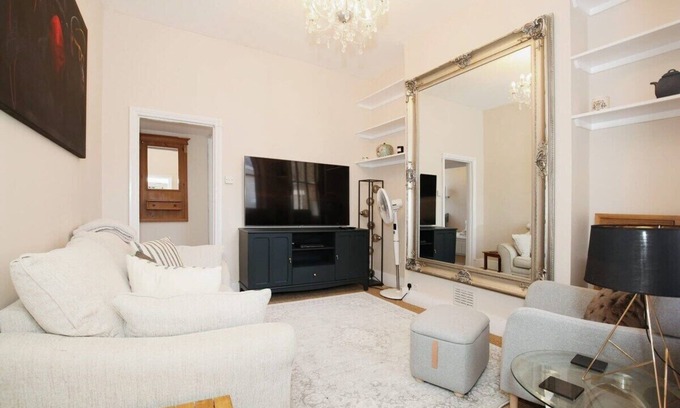 Golborne Apartment | Charming Victorian Apartment in Westminster